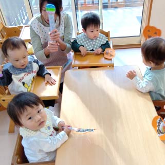 テーブルにつく子どもたち