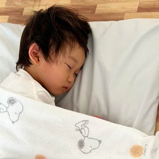 お布団ですやすや眠る子ども