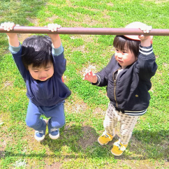 遊具で遊ぶ子どもたち