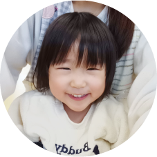 芋掘りする園児と先生